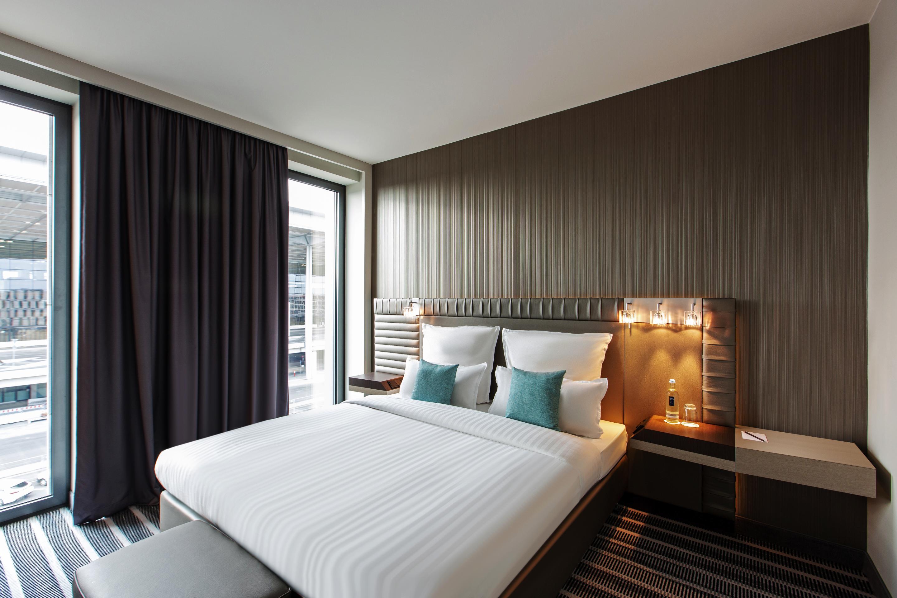 Steigenberger Airport Hotel Berlin Schönefeld Extérieur photo A room at the hotel