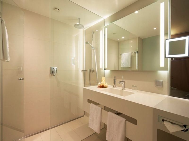 Steigenberger Airport Hotel Berlin Schönefeld Extérieur photo Bathroom